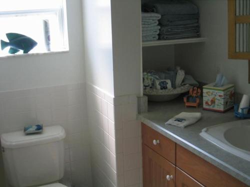 Ένα μπάνιο στο Adorable North Beach Home - Oceanfront by Ocean Properties