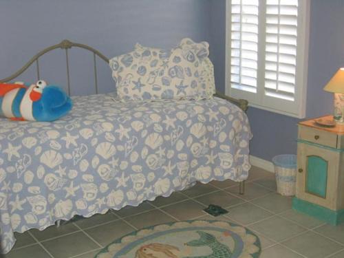 Ένα ή περισσότερα κρεβάτια σε δωμάτιο στο Adorable North Beach Home - Oceanfront by Ocean Properties