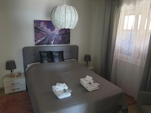 ein Schlafzimmer mit einem Bett mit zwei Handtüchern darauf in der Unterkunft Small house Tia with private pool in Pula