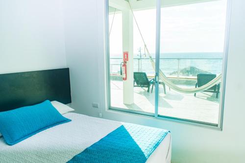 um quarto com uma cama e vista para o oceano em Villa Kite em Santa Marianita