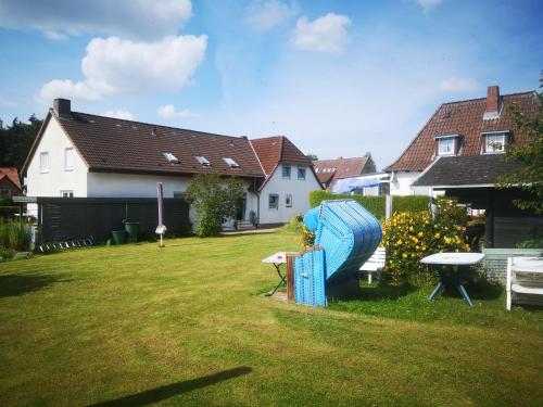 a playground in a yard with a blue slide at Ferienwohnungen und Ferienhaus im Nixenweg in Hohwacht
