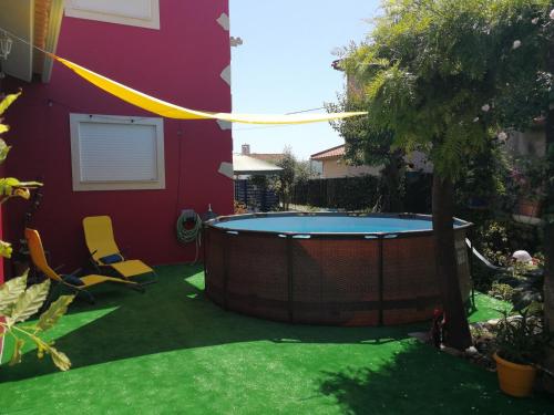 - une piscine dans l'arrière-cour d'une maison dans l'établissement Villa Porto de Mós near Fatima, à Porto de Mós