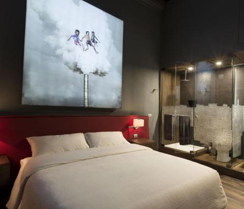 1 dormitorio con 1 cama y una gran pintura en la pared en Casa Restauro, en Puebla