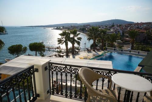 Изглед към басейн в Kıvrakzade Otel или наблизо