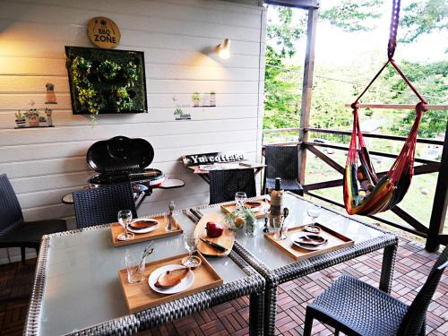 a dining room with a table and chairs at 大人スイート 那須高原 結 cottage in Nasu
