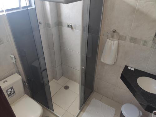 uma casa de banho com um chuveiro, um WC e um lavatório. em Pousada Vila do Porto em Porto de Galinhas
