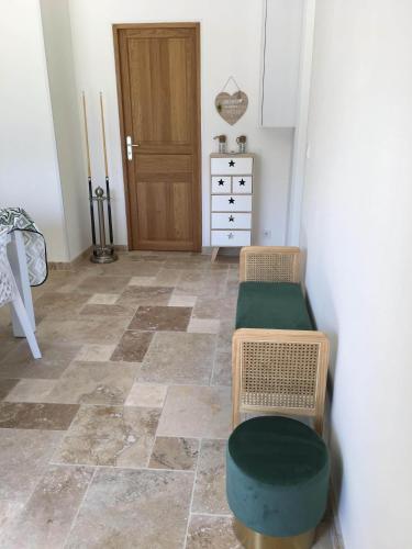 - une chambre avec deux chaises et une porte dans l'établissement La villa provençale, à Sarrians