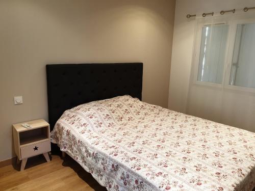 une petite chambre avec un lit et une fenêtre dans l'établissement La villa provençale, à Sarrians