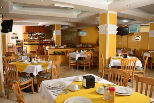 um restaurante com mesas e cadeiras com toalhas de mesa amarelas em Hotel Paradise Inn em Chilpancingo de los Bravos