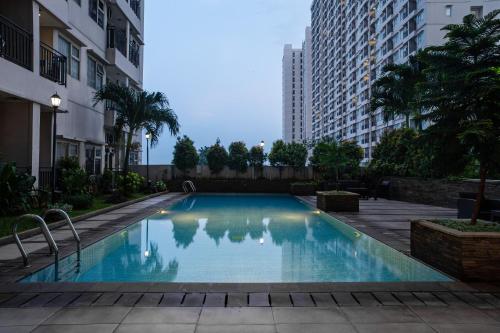 a swimming pool in the middle of a building at Hotel Santika Depok in Depok