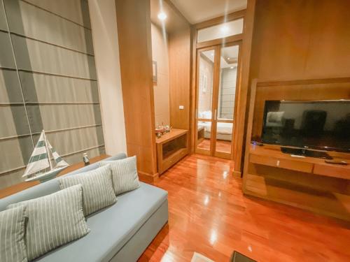 TV a/nebo společenská místnost v ubytování Royal Sammuk Villa