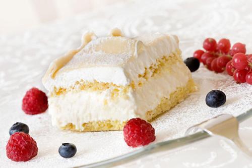 a piece of cake with berries on a plate at Hotel Colombo in Breda di Piave