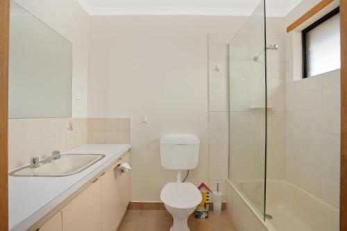 une salle de bain avec toilettes, lavabo et douche dans l'établissement Jenny Wrens Nest @ Cowes, à Cowes