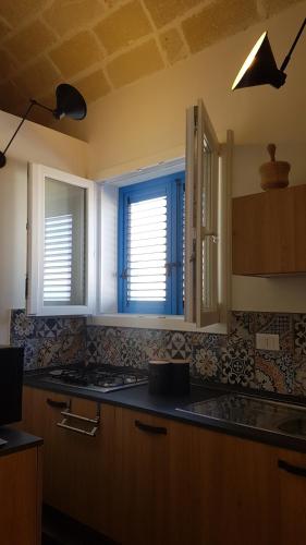 Kuchyňa alebo kuchynka v ubytovaní La casa a due passi dal mare