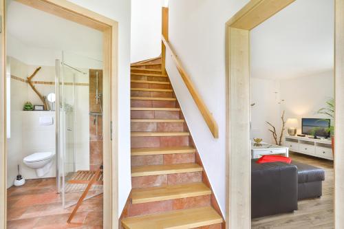 uma escada que leva a uma casa de banho e a uma sala de estar em Ferienhäuser Fuchsweg em Stralsund
