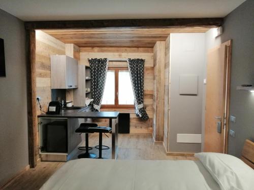 維采迪歐留的住宿－FIOCCO DI NEVE，小房间设有一张桌子和一张床,还有一间卧室