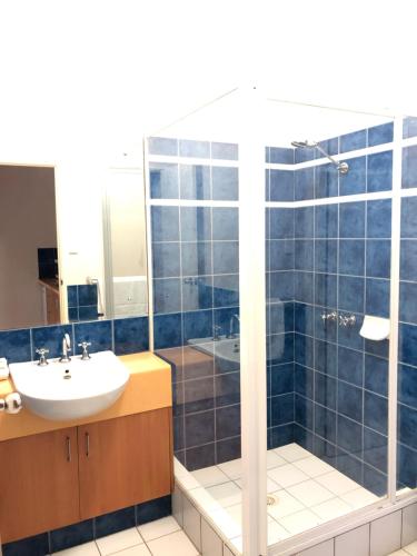 a bathroom with a sink and a shower at Higgins Lane Motel in Margaret River Town