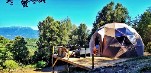 ein großes Zelt auf einer Holzterrasse mit Bäumen in der Unterkunft Sottu E Stelle in Albitreccia