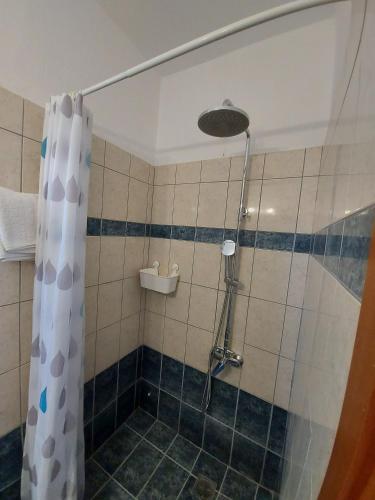 Ένα μπάνιο στο Apocalypsis Studios-Apartments