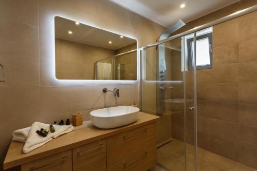 een badkamer met een wastafel en een glazen douche bij Villa Jessy 150m² with Full Privacy in Parikia