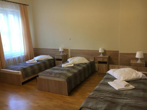 Giường trong phòng chung tại Stary Dom Zdrojowy