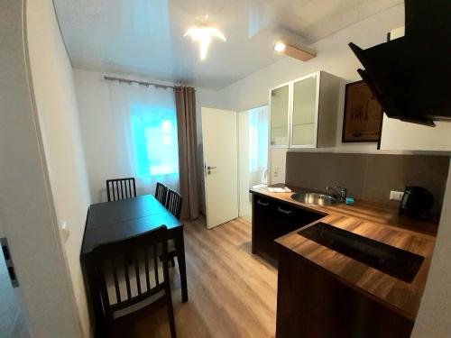 a small kitchen with a table and a dining room at Modernes Apartment Metzingen 2 in Reutlingen