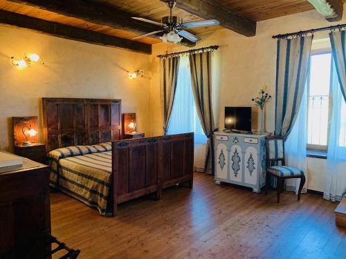 ein Schlafzimmer mit einem Bett und einem TV in einem Zimmer in der Unterkunft Agriturismo Cascina Smeralda in Pontestura