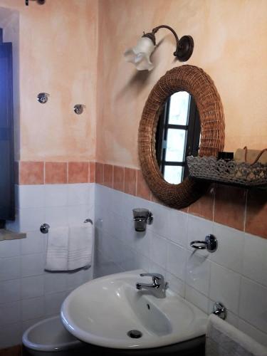 a bathroom with a sink and a mirror at Agriturismo Il Casalino in Pienza