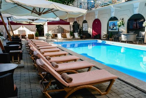 Bazén v ubytování Hotel Otrada nebo v jeho okolí