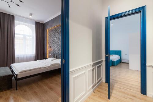 Posteľ alebo postele v izbe v ubytovaní LEOGRAND Three Bedrooms VIP Apartments on Kniazia Romana 12