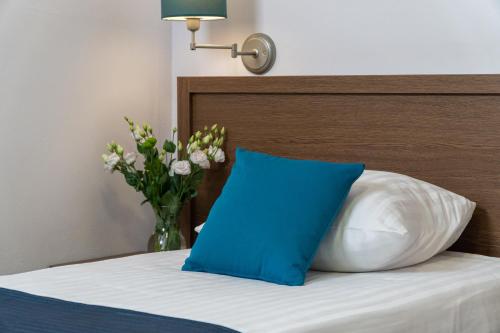 Ένα ή περισσότερα κρεβάτια σε δωμάτιο στο HOTEL CICHA WODA NIEPORĘT