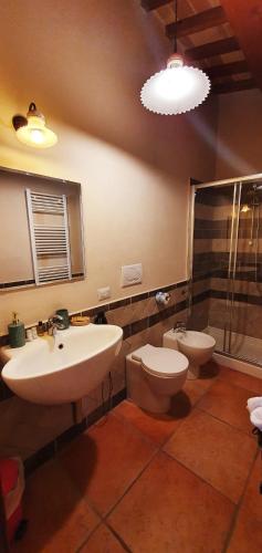 Bilik mandi di Pietra Maula Agriturismo