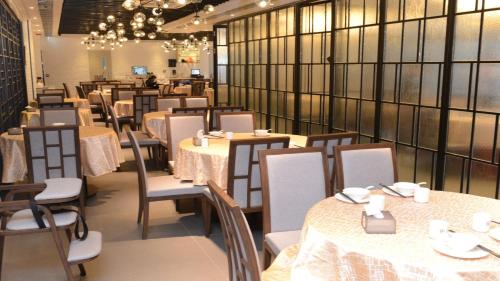 香港的住宿－香港銅鑼灣智選假日酒店，用餐室配有桌椅和吊灯。