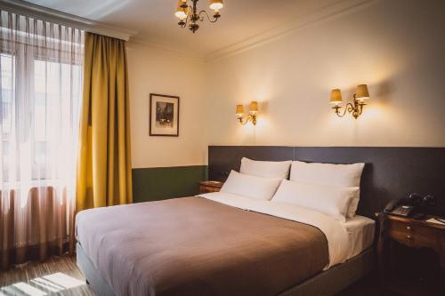 Tempat tidur dalam kamar di HENRI Hotel Wien Siebterbezirk