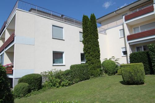 an apartment building with bushes in front of it at Ferienwohnung Kuck Vogelreichsweg in Bad Pyrmont