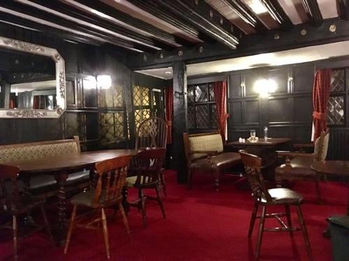un restaurante con mesas y sillas en una habitación en The Radnorshire Arms Hotel, en Presteigne