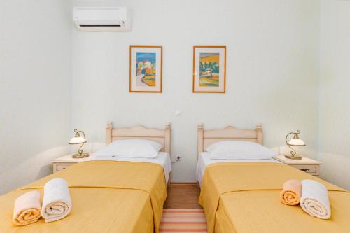 two beds sitting next to each other in a bedroom at Casa Bepi in Kanfanar
