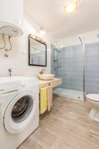 a bathroom with a washing machine and a sink at Casa Bepi in Kanfanar