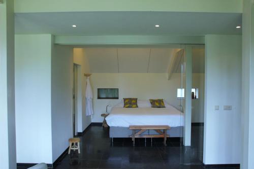 Familiehuis De Betuwe met prive kunstgras tennisbaan en sauna tesisinde bir odada yatak veya yataklar