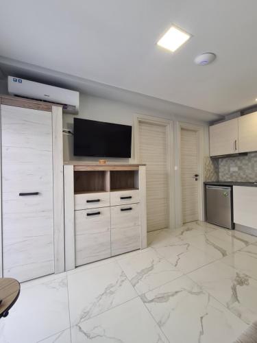 Apartment Nera Paralia-Seafront Apartment with Balcony & Sea Views