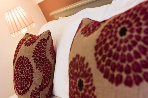 Una cama o camas en una habitación de The Hideaway At Windermere (Adults only)