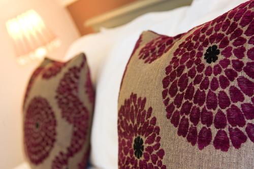 Una cama o camas en una habitación de The Hideaway At Windermere (Adults only)