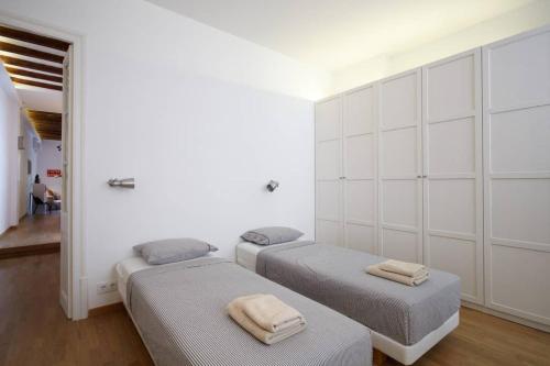 Een bed of bedden in een kamer bij Beautiful apartment in C/Sepulveda