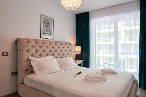 En eller flere senge i et værelse på Submarine Apartment Spa n Pool Beach resort