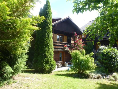 Κήπος έξω από το "CHALET LES ARAVIS" chalet et Appartements