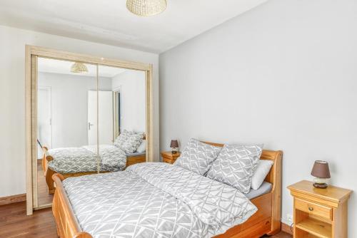 une chambre avec un lit et un miroir dans l'établissement Les Docks, au Havre