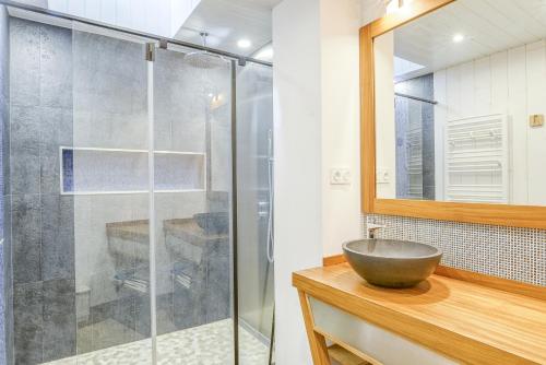 une salle de bain avec un lavabo et une douche en verre dans l'établissement Les Docks, au Havre