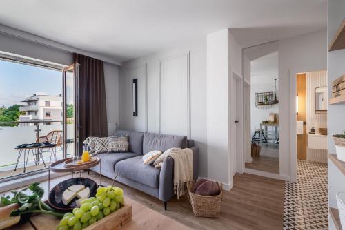 a living room with a couch and a table at Apartament Przystań Calamo in Olsztyn