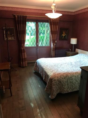 een slaapkamer met een bed en een groot raam bij T klein Kasteeltje Wetteren in Wetteren
