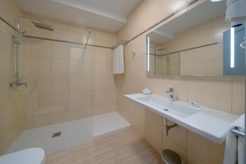 
a bathroom with a sink, toilet, and bathtub at Apartamentos Santa Rosa in Costa Teguise
